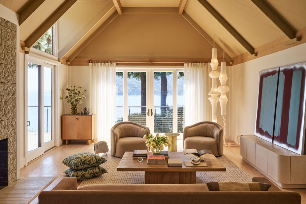In the Tiburon home, Pamela Jewell’s “nod and homage to California makers” includes tiles by Stan Bitters for Heath Ceramics for the fireplace.