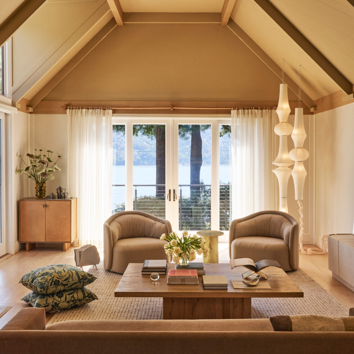 In the Tiburon home, Pamela Jewell’s “nod and homage to California makers” includes tiles by Stan Bitters for Heath Ceramics for the fireplace.